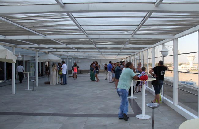 Аэропорт Анталии (Antalya Airport) Есть курительная комната во 2-м терминале - на 3-м этаже с баром, столиками и табло.
