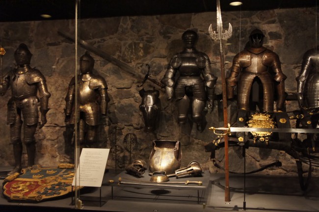 Оказываясь в нем, туристы могут посетить рыцарские и королевские палаты, каретный и оружейные залы, а также несколько музеев.