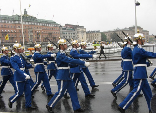 Каждый день в полдень у королевского дворца в Стокгольме происходит торжественная смена караула.