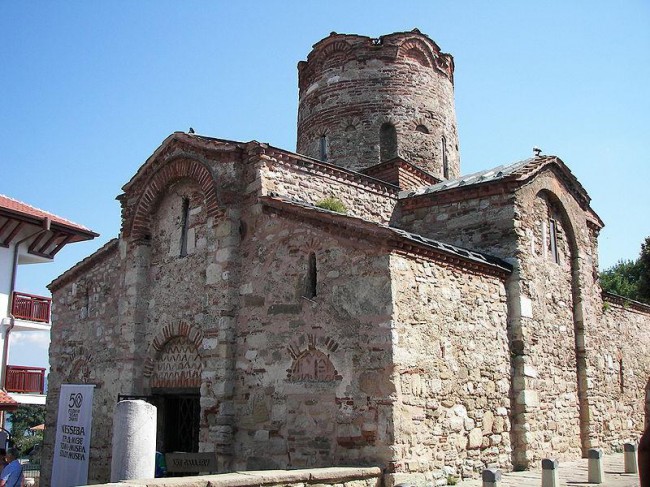 Небольшое сооружение (всего 10 на 12 метров), напоминает скорее крепость, чем церковь
