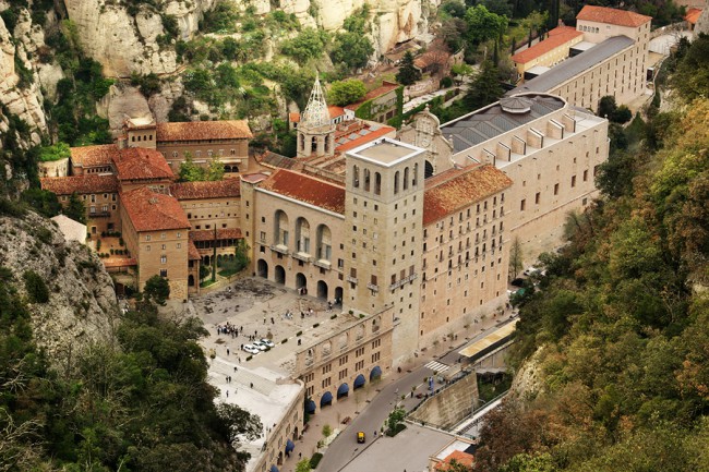 Монастырь - духовный символ и религиозный центр Каталонии, куда ежегодно стекаются тысячи паломников со всего мира.