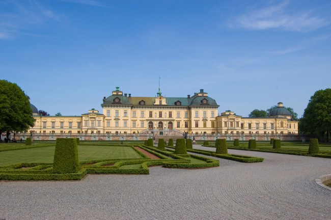 В роскошных интерьерах Дроттнингхольского дворца постоянно проживает королевская семья. Дворец возведён в XVII веке и представляет собой образец европейской королевской архитектуры того времени.