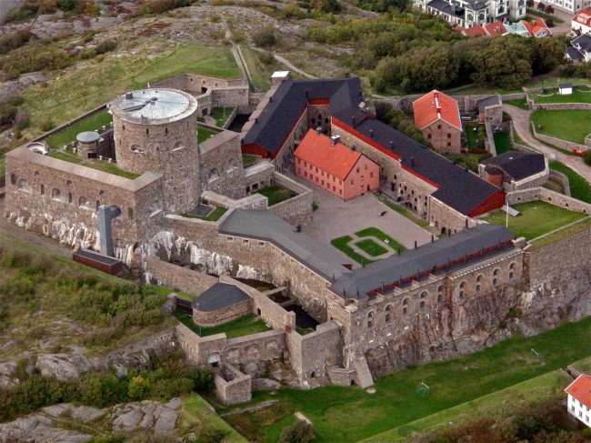 Основанная по заказу знаменитого короля Швеции Карла X, каменная крепость Карлстен расположена на самой высокой вершине Марстранд.