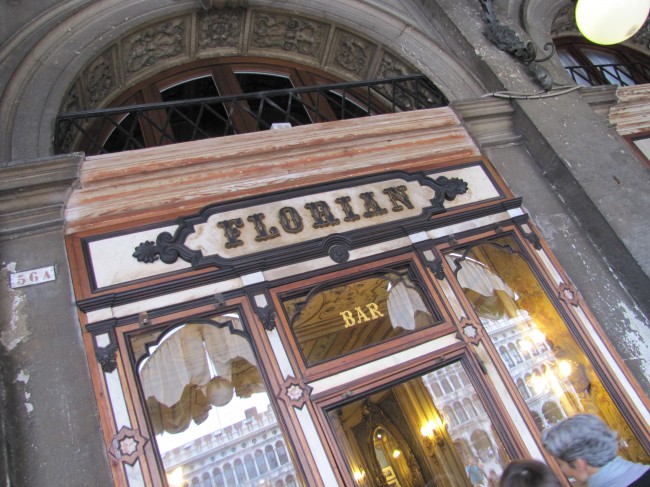 Кафе "Флориан" привлекает множество посетителей Венеции