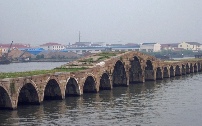 Один из самых знаменитых и почитаемых — мост Драгоценного пояса. Его построили в XI веке при императоре Юань Хэ.