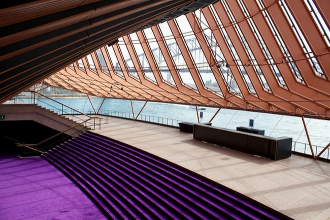 Вот так выглядит внутри Концертный зал. Говорят, там отказался выступать Лучано Паваротти, т.к. этот фиолетовый цвет ковра совпадает с цветом обивки гробов в Италии.