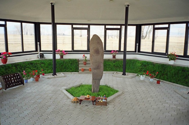Улуг Хуртуях Тас — древнее изваяние, Большая каменная старуха, дарующая плодородие бездетным