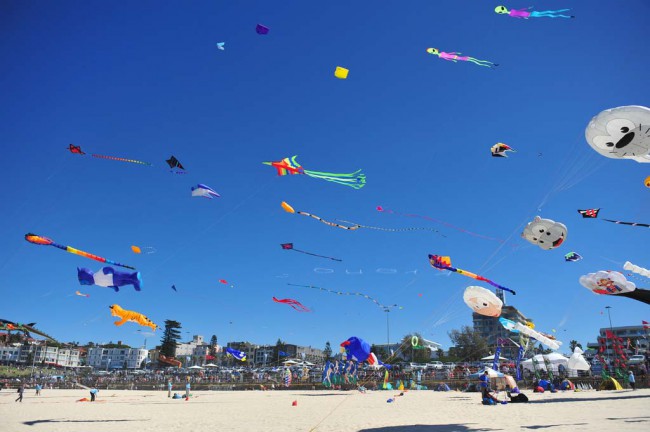 На пляже Бонди-Бич в Австралии каждый год проходит Фестиваль ветров, привлекающий 50 000 зрителей и любителей воздушных змеев со всего мира.