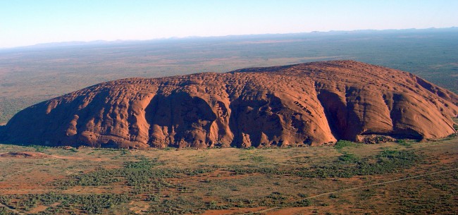 Айерс-Рок — оранжево-коричневая скала овальной формы, сформировавшаяся примерно 680 миллионов лет назад.