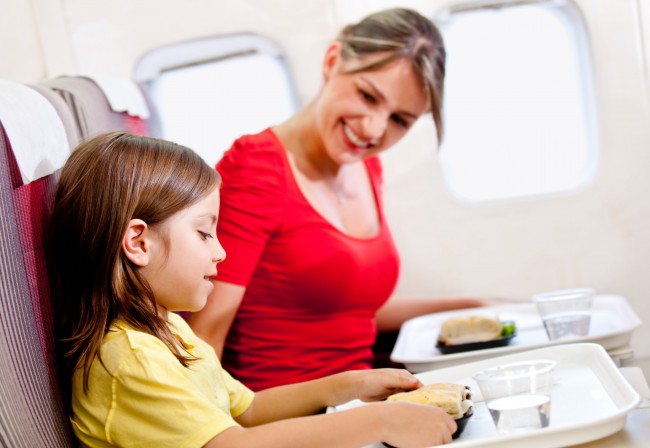 Женщина пытается отвлечь девочку, которая летит без родителей, до прихода стюардессы
