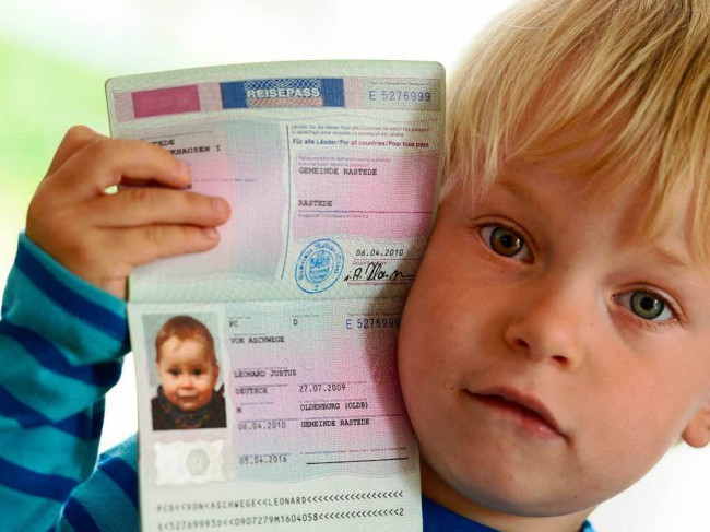 У ребенка для авиаперелета за границу должен быть загранпаспорт
