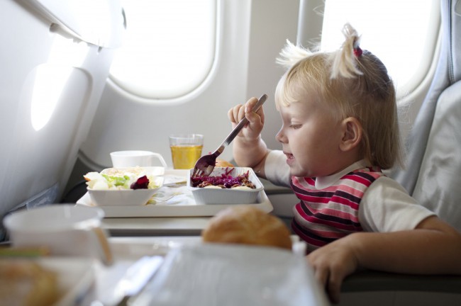 Детей вкусно кормят в самолете, обязательно предлагая на выбор несколько блюд