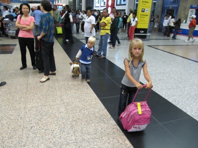 Ребёнку от 4,5-5 лет можно купить детский чемодан на колесиках с выдвижной ручкой