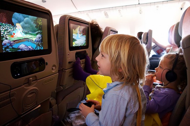 Детей стараются развлечь в самолете, чтобы перелет не был слишком утомительным. Малыши с удовольствием смотрят мультфильмы.