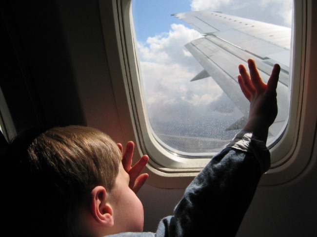 Мальчик летит на самолете без сопровождения взрослых