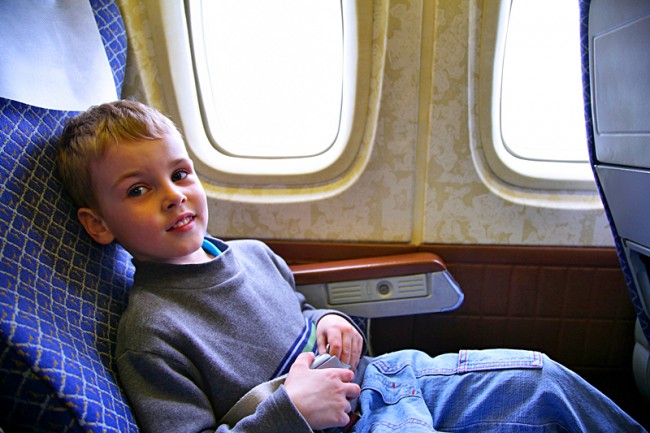 Спокойный и дисциплинированный мальчик летит без родителей