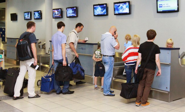 Весь багаж, перевозимый пассажиром, должен быть предъявлен при регистрации на рейс, что вызвано требованиями обеспечения безопасности полета.