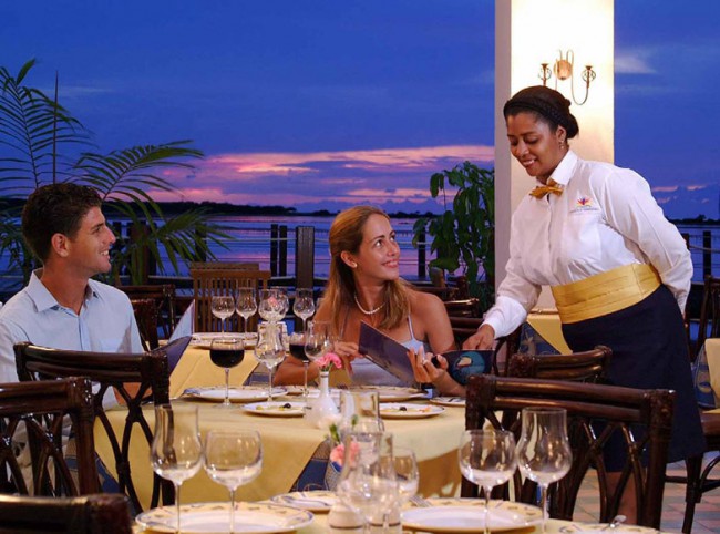 Кубинские официанты мило улыбаются, ведь знают, что их труд будет вознагражден