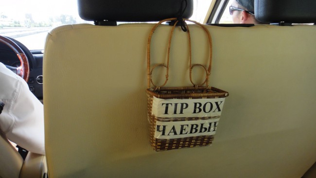 Даже в такси прицеплены коробочки для чаевых от благодарных клиентов