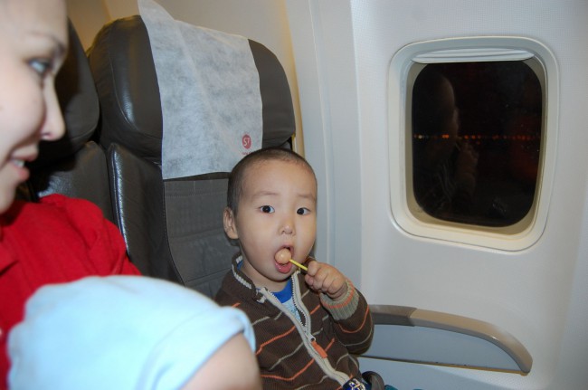 Во время взлета и посадки желательно дать ребенку конфету или жвачку