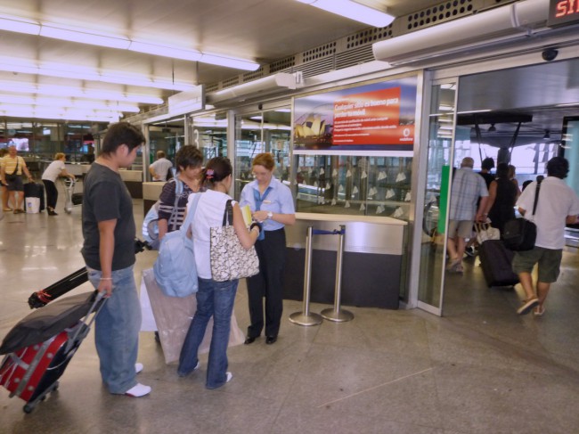 Перед посадкой сотрудники предоставляют пассажирам список запрещенных предметов для перевозки