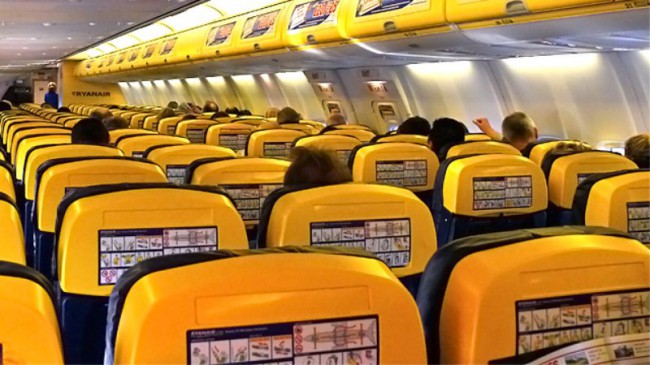 Салон самолета авиакомпании Ryanair – пассажирские кресла расположены близко друг от друга, нет дополнительного места и различных гаджетов. 