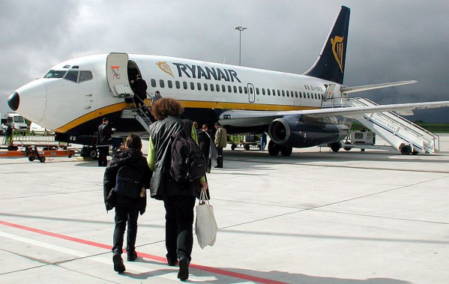 Пассажиры следуют к самолету пешком, в целях экономии авиакомпания не пользуется автобусами в аэропорту.