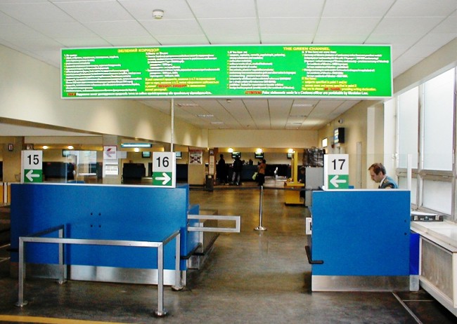 Зеленый коридор предназначен для пассажиров, имеющих в багаже предметы личного пользования и товары не облагаемые налогами.]