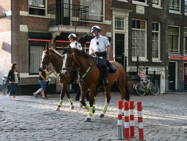 Полицейские Амстердама не дремлют, а кофешопы находятся под их бдительным присмотром