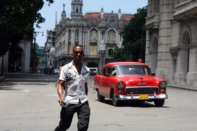 Прямо на центральных улицах Гаваны вам могут предложить что-то незаконное