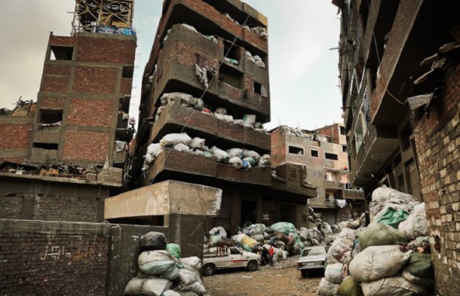 Мусором забиты этажи домов, где в этом смраде и антисанитарии вынуждены жить и люди