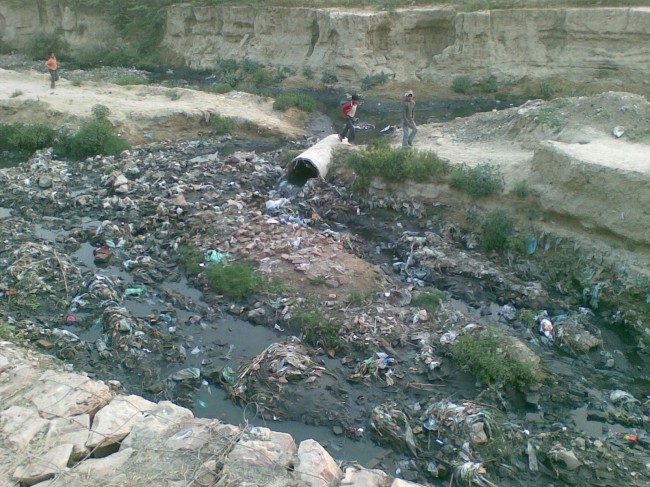 Стоки и мусор «питают» единственный источник воды для жителей города