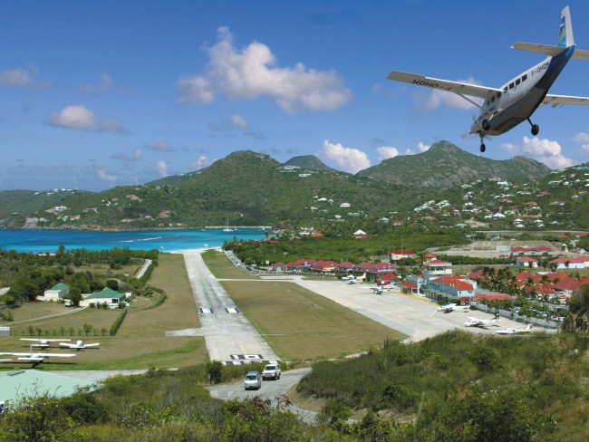 Это самый опасный аэропорт мира, который расположен на Карибском острове Саба]