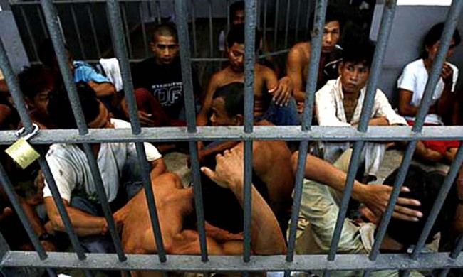 типичная картина камеры тюрьмы, где нет мебели, кроватей, а заключенные похожи на зверей в клетках