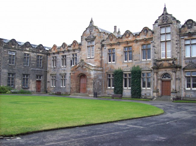 Епископ Генри Вордло в 1411 году выдал указ об основании первого шотландского университета в городе Сент-Эндрюс