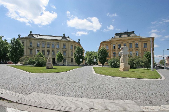 Бесплатное высшее образование можно получить в государственных и частных вузах Чехии.]