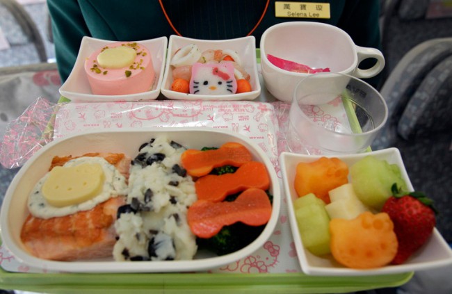 Питание на борту самолета «Hello Kitty» тайваньской авиакомпании Eva Airlines.