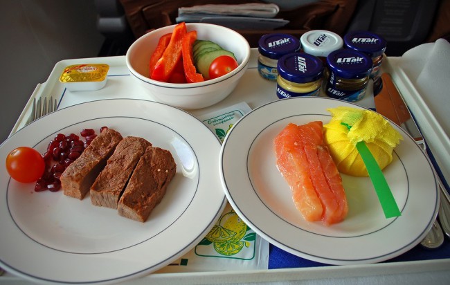Мясные и рыбные блюда преобладают на регулярный рейсах. Самолете компании специально оснащены добротными холодильными камерами для сохранности продуктов