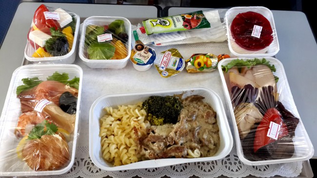Большие авиакомпании предлагают своим пассажирам полноценный обед