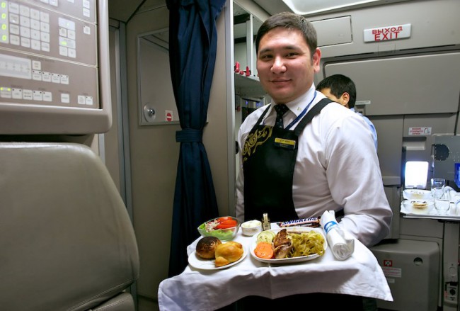 Стюард-официант следует всем правилам ресторанного обслуживания, не смотря на то, что находится на борту авиалайнера