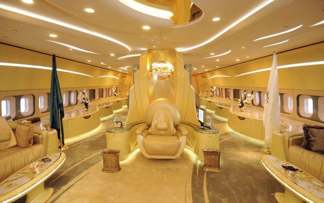 Личный самолет короля Саудовской Аравии Абдаллы ибн Абдель Азиза аль-Сауда, пожалуй, самый богатый по внутренней отделке из существующих частных самолетов.