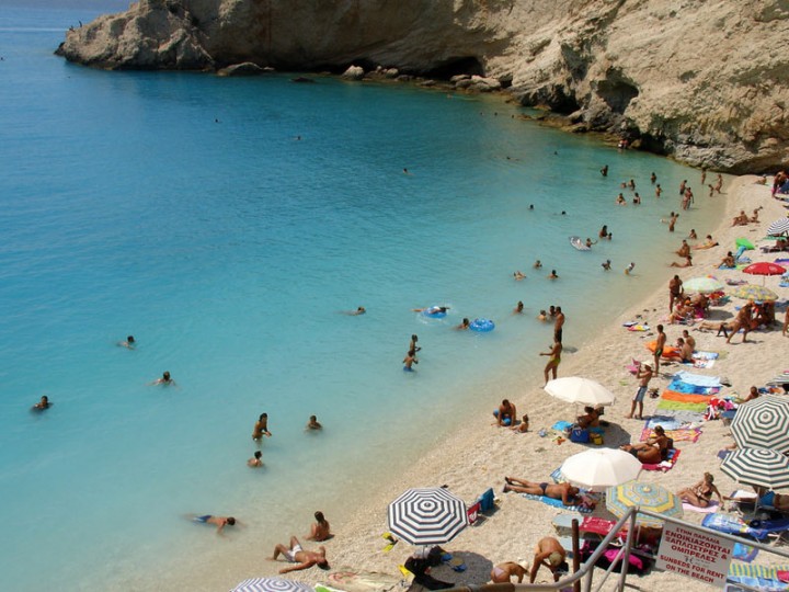 Туристы отдыхают на пляже острова Крит