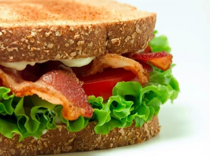 Скорее всего бутерброды с колбасой, на борт запретят пронести