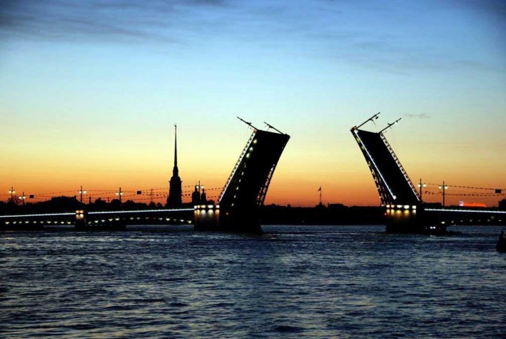 Посмотреть на знаменитые мосты едут туристы со всего мира