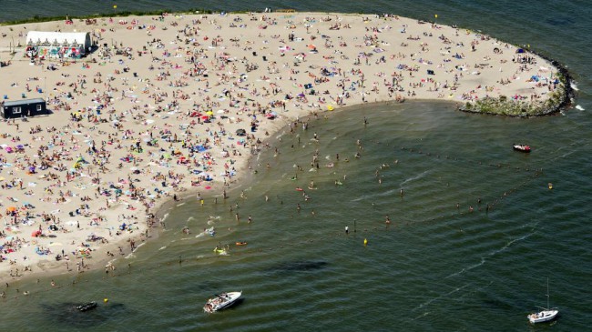 Популярный песочный пляж, с богемной атмосферой это Blijburg aan Zee.