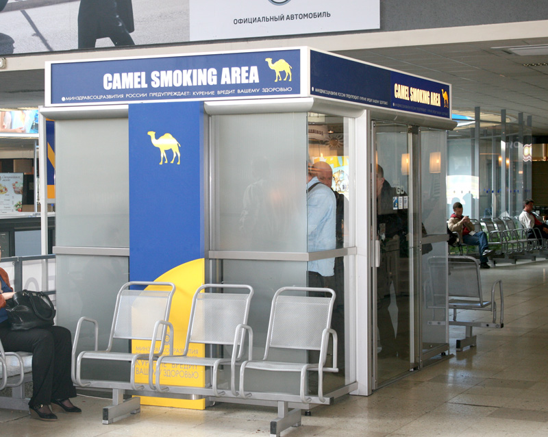 Можно ли в аэропорт сигареты. Комната для курения в Пулково. Зона для курения аэропорт Домодедово. Место для курения в аэропорту Пулково.