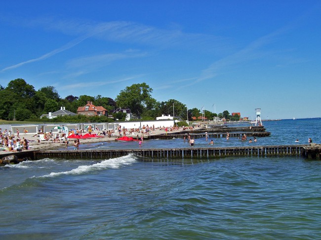 На пляже есть часть с пристанью, где можно взять яхту или лодку на прокат.
