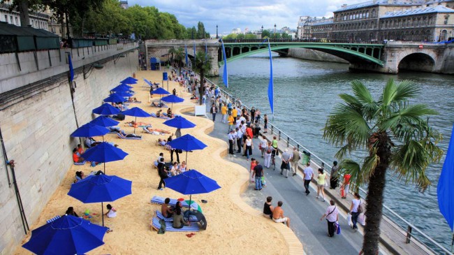 Вот уже несколько лет, а точнее – с 2002 года, в Париже есть хорошая традиция – на набережных Сены устраивать бесплатные городские пляжи.