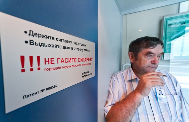 В международном аэропорте "Уфа" всех трех залах ожидания есть свои курительные комнаты с подробной инструкцией, как надо курить.