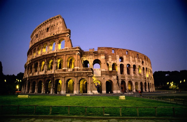 Шедевр всемирной архитектуры, крупнейший и самый известный памятник - Колизей.